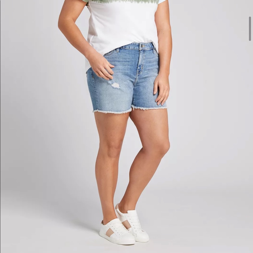 GIRLFRIEND DENIM SHORT - Lt WASH WITH DESTRUCTION